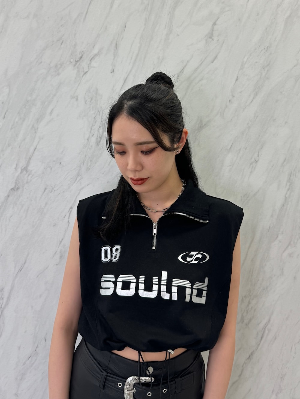 ブラック系のTシャツ/カットソー、ブラック系のスカート、ブラック系のブーツを着用したレディースの夏コーディネートの5枚目の写真