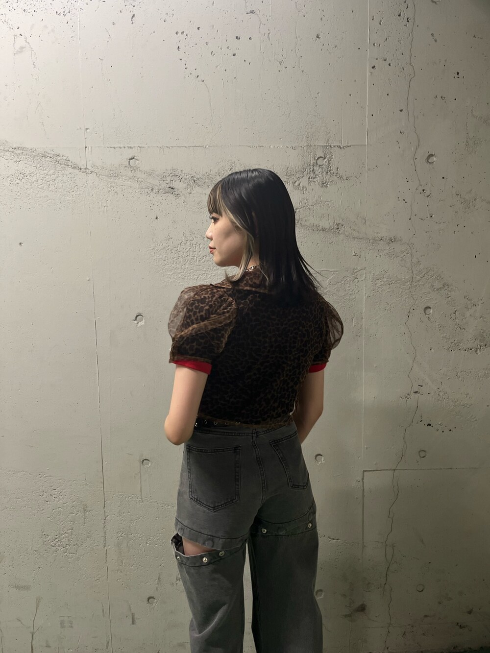 ブラック系のデニムパンツ、ブラック系のTシャツ/カットソー、ブラウン系のシャツ/ブラウスを着用したレディースの夏コーディネートの4枚目の写真