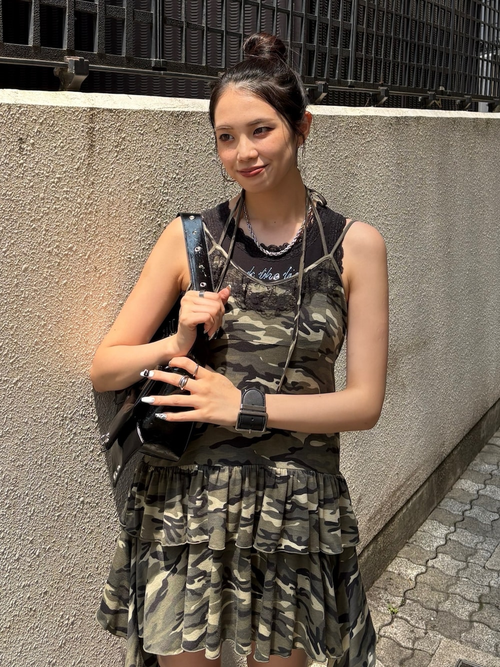 グリーン系のワンピース、ブラック系のタンクトップを着用したレディースの夏コーディネートの4枚目の写真