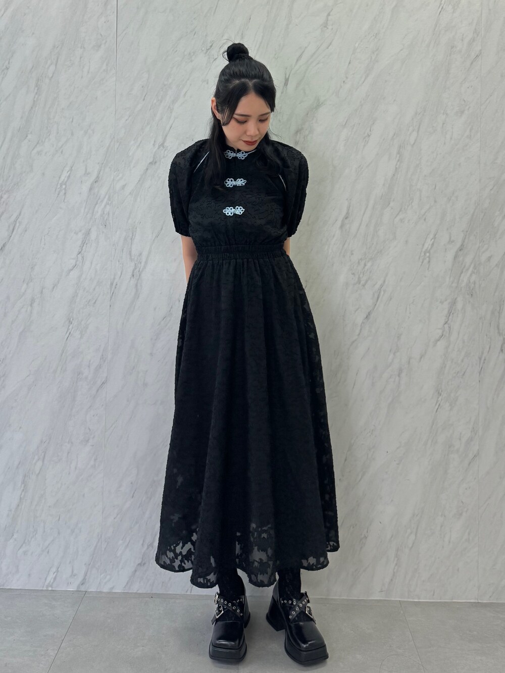 ブラック系のワンピース、ブラック系のバレエシューズを着用したレディースの春コーディネートの2枚目の写真