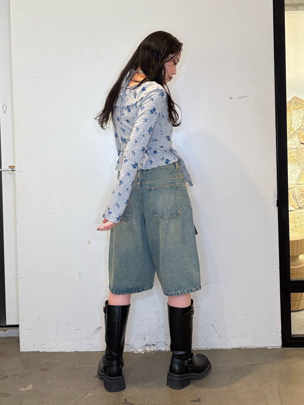 グレー系のTシャツ/カットソー、ブルー系のデニムパンツを着用したレディースの夏コーディネートの3枚目の写真