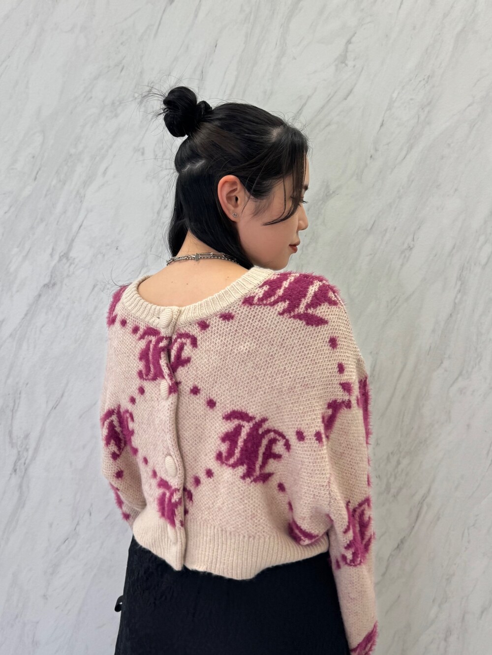 ホワイト系のカーディガン/ボレロ、ブラック系のスカート、ブラック系のブーツを着用したレディースの夏コーディネートの6枚目の写真