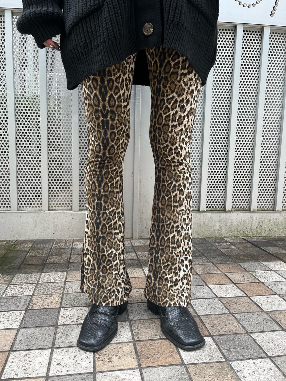 ブラック系のカーディガン/ボレロ、ブラウン系のその他パンツ、ブラック系のキャップを着用したレディースの秋コーディネートの6枚目の写真