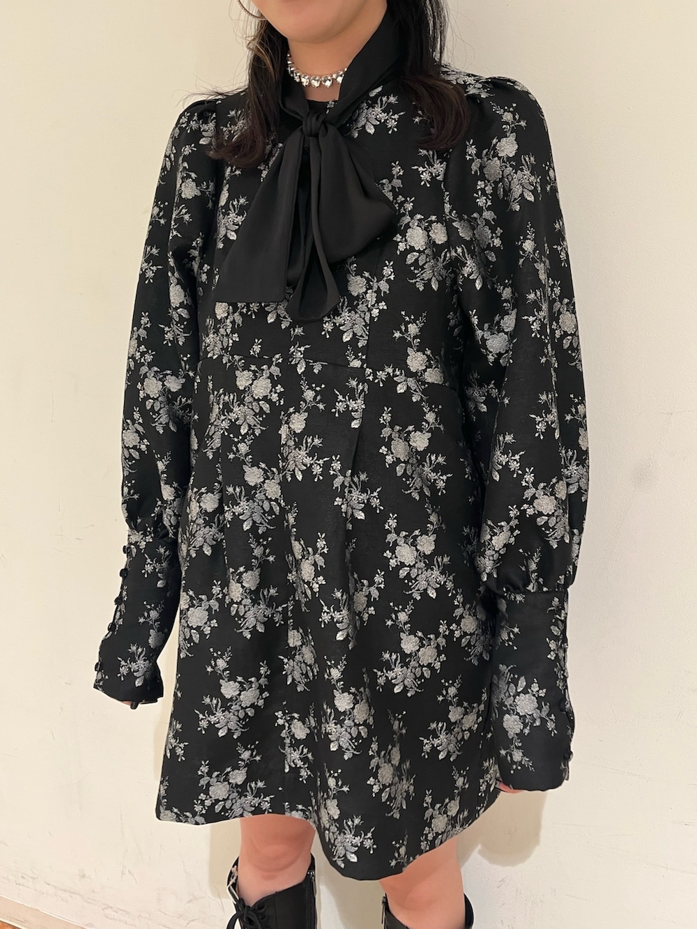 ブラック系のシャツ/ブラウス、ブラック系のブーツ、ブラック系のワンピースを着用したレディースの冬コーディネートの5枚目の写真