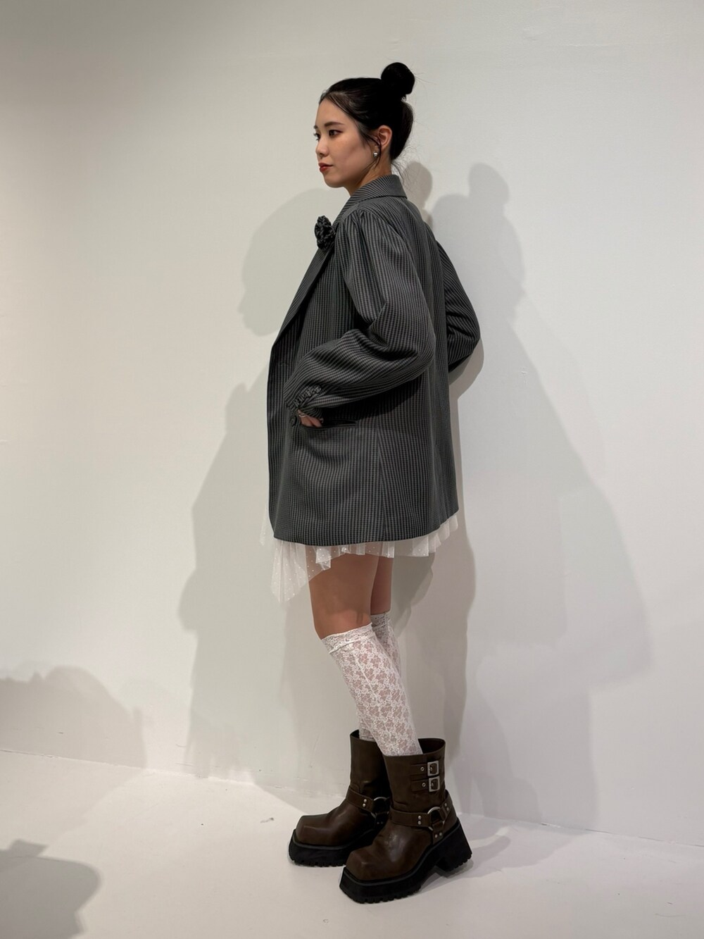 その他のテーラードジャケット、ブラウン系のブーツ、ホワイト系のワンピースを着用したレディースの冬コーディネートの3枚目の写真