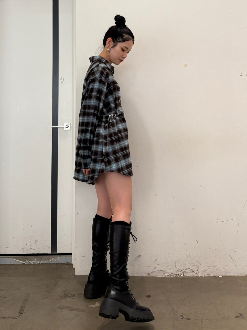 ブラウン系のシャツ/ブラウス、ブラック系のブーツを着用したレディースの夏コーディネートの3枚目の写真