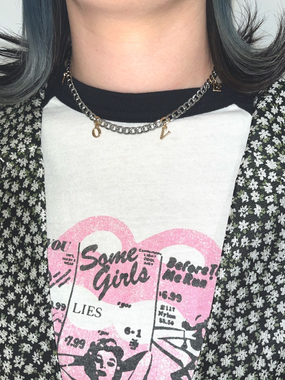 ブラック系のスカート、ブラック系のテーラードジャケット、ホワイト系のTシャツ/カットソーを着用したレディースの春コーディネートの6枚目の写真