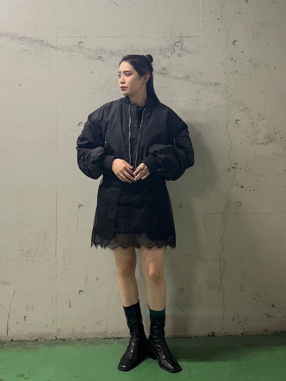 ブラック系のその他パンツ、ブラック系のMA-1、ブラック系のワンピースを着用したレディースの秋コーディネートの3枚目の写真