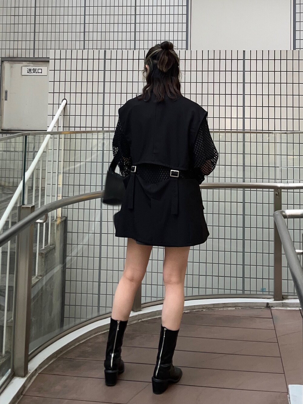 ブラック系のテーラードジャケット、ブラック系のTシャツ/カットソー、ブラック系のTシャツ/カットソーを着用したレディースの春コーディネートの2枚目の写真