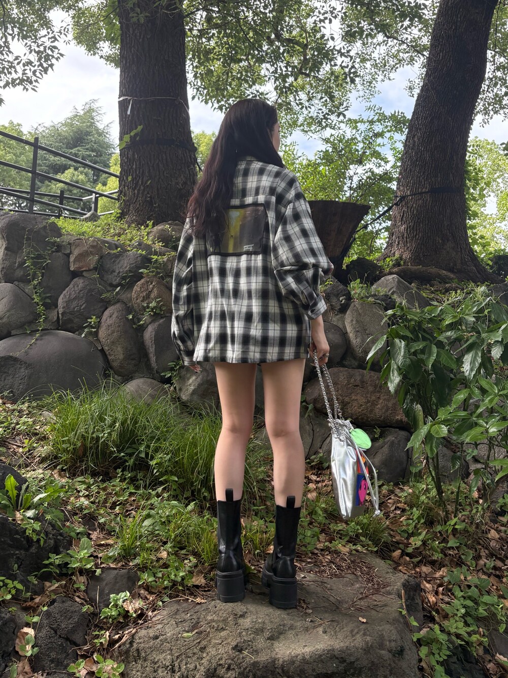 ブラック系のシャツ/ブラウス、ブラック系のその他パンツ、シルバー系のトートバッグを着用したレディースの夏コーディネートの3枚目の写真