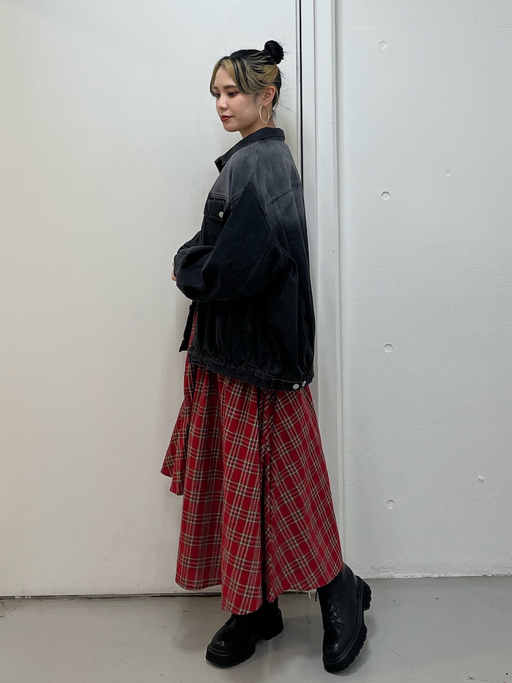 「ロングスカート、jouetie、jouetiefashionista、オトナ女子、Gジャン、赤チェック、はるコーデ、ブーツ、オトナカジュアル、シンプル、アシメスカート」｜「jouetieのルーズGジャン（デニムジャケット、ブラック系）」を使った、NAGISAさん（レディース・162cm）の冬コーディネートの3枚目の写真