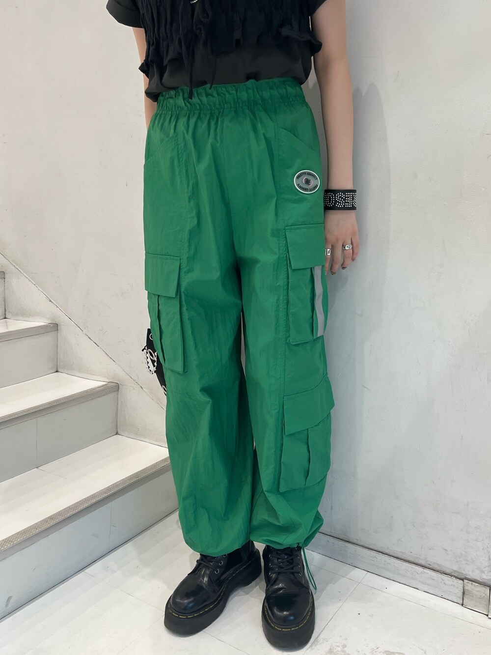 グリーン系のカーゴパンツ、ブラック系のベスト、グレー系のTシャツ/カットソーを着用したレディースの夏コーディネートの8枚目の写真