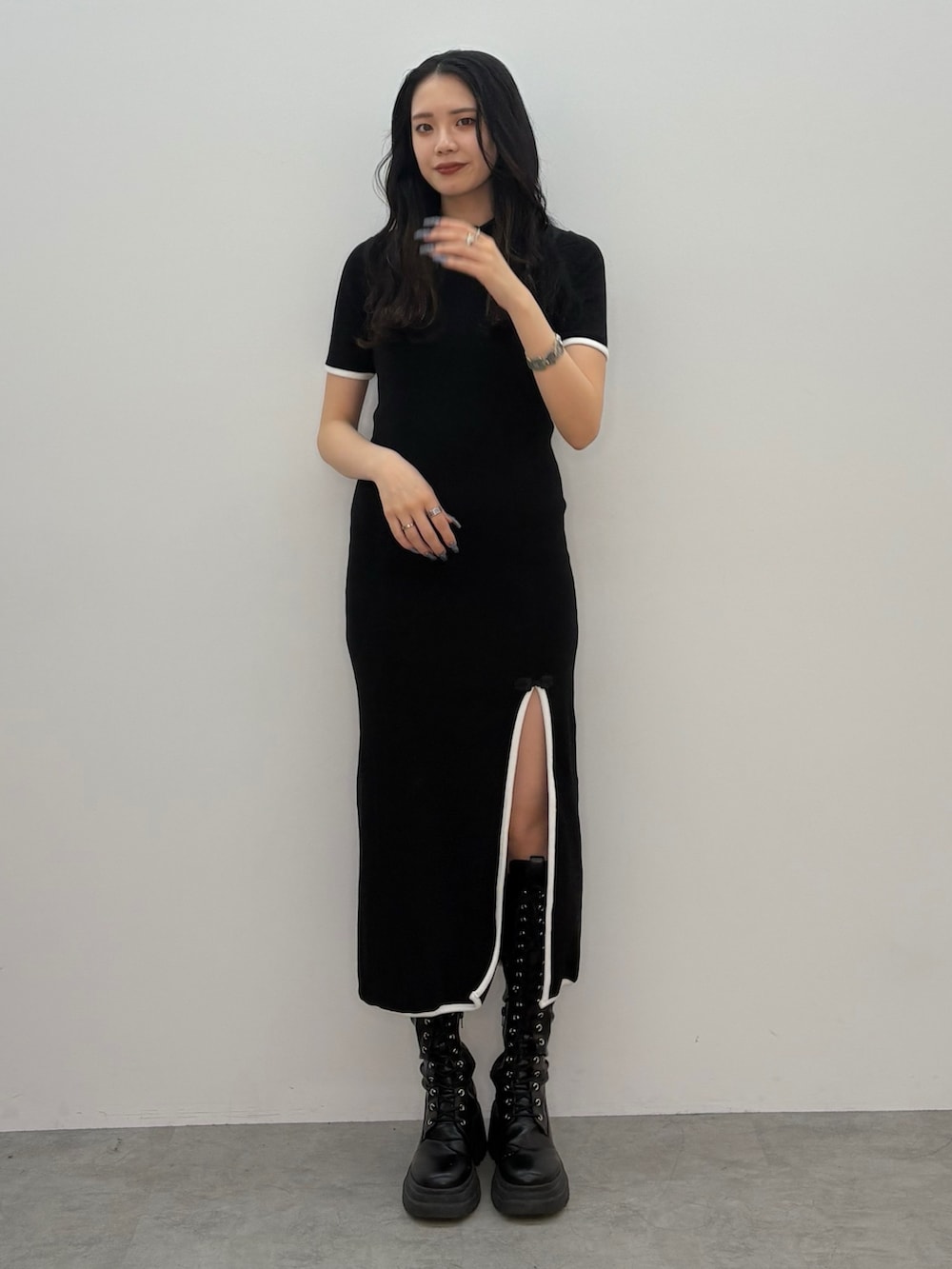 ブラック系のワンピースを着用したレディースの春コーディネートの2枚目の写真