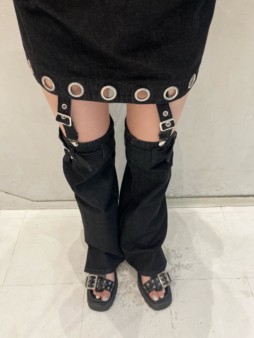 ブラック系のデニムパンツ、ホワイト系のTシャツ/カットソーを着用したレディースの夏コーディネートの7枚目の写真