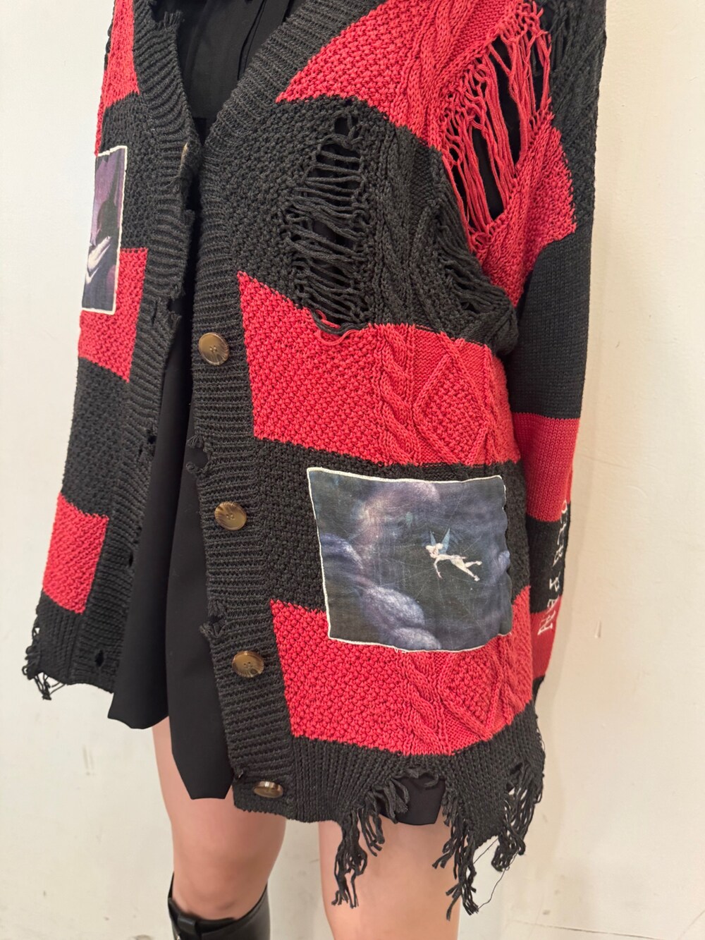 レッド系のカーディガン/ボレロ、ブラック系のワンピース、ブラック系のブーツを着用したレディースの夏コーディネートの7枚目の写真