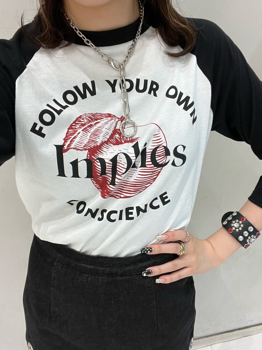 ブラック系のデニムパンツ、ホワイト系のTシャツ/カットソーを着用したレディースの夏コーディネートの6枚目の写真