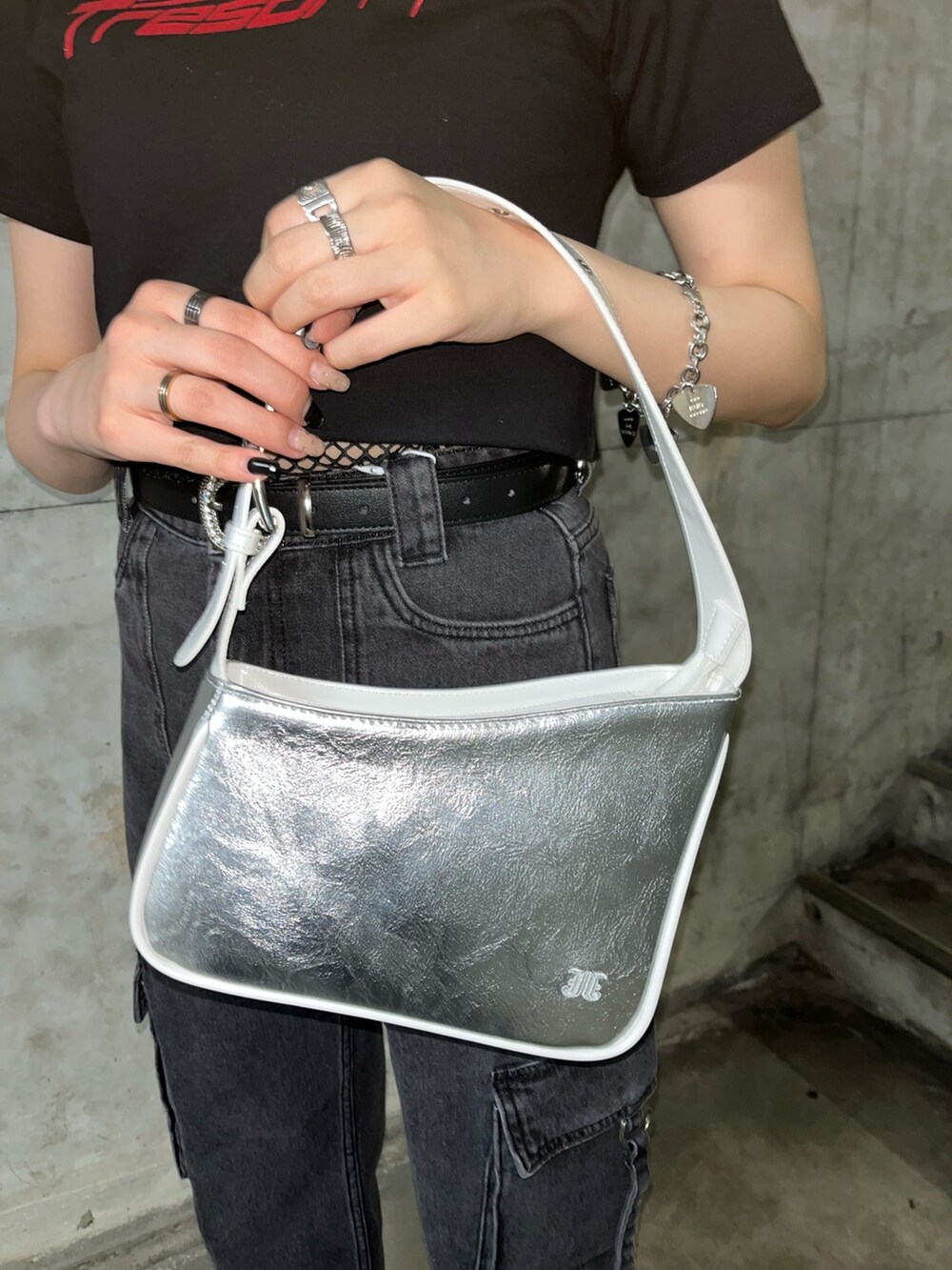 ブラック系のカーゴパンツ、ブラック系のタンクトップ、ブラック系のTシャツ/カットソーを着用したレディースの春コーディネートの9枚目の写真