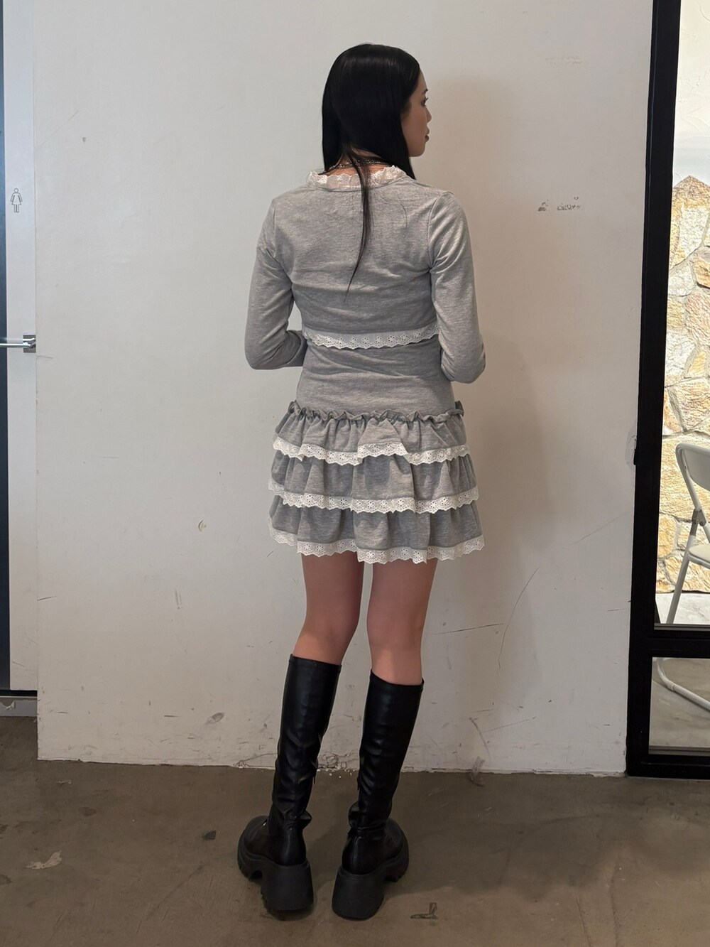 グレー系のワンピースを着用したレディースの春コーディネートの3枚目の写真