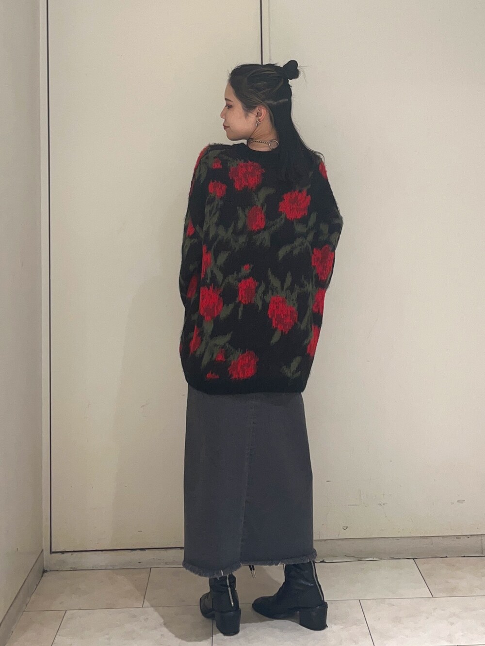 ブラック系のニット/セーター、ブラック系のデニムパンツを着用したレディースの秋コーディネートの2枚目の写真