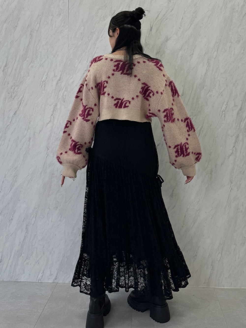 ホワイト系のカーディガン/ボレロ、ブラック系のスカート、ブラック系のブーツを着用したレディースの夏コーディネートの2枚目の写真