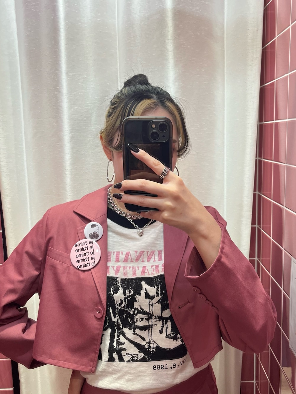 ピンク系のスラックス、ピンク系のテーラードジャケット、ホワイト系のTシャツ/カットソーを着用したレディースの春コーディネートの6枚目の写真