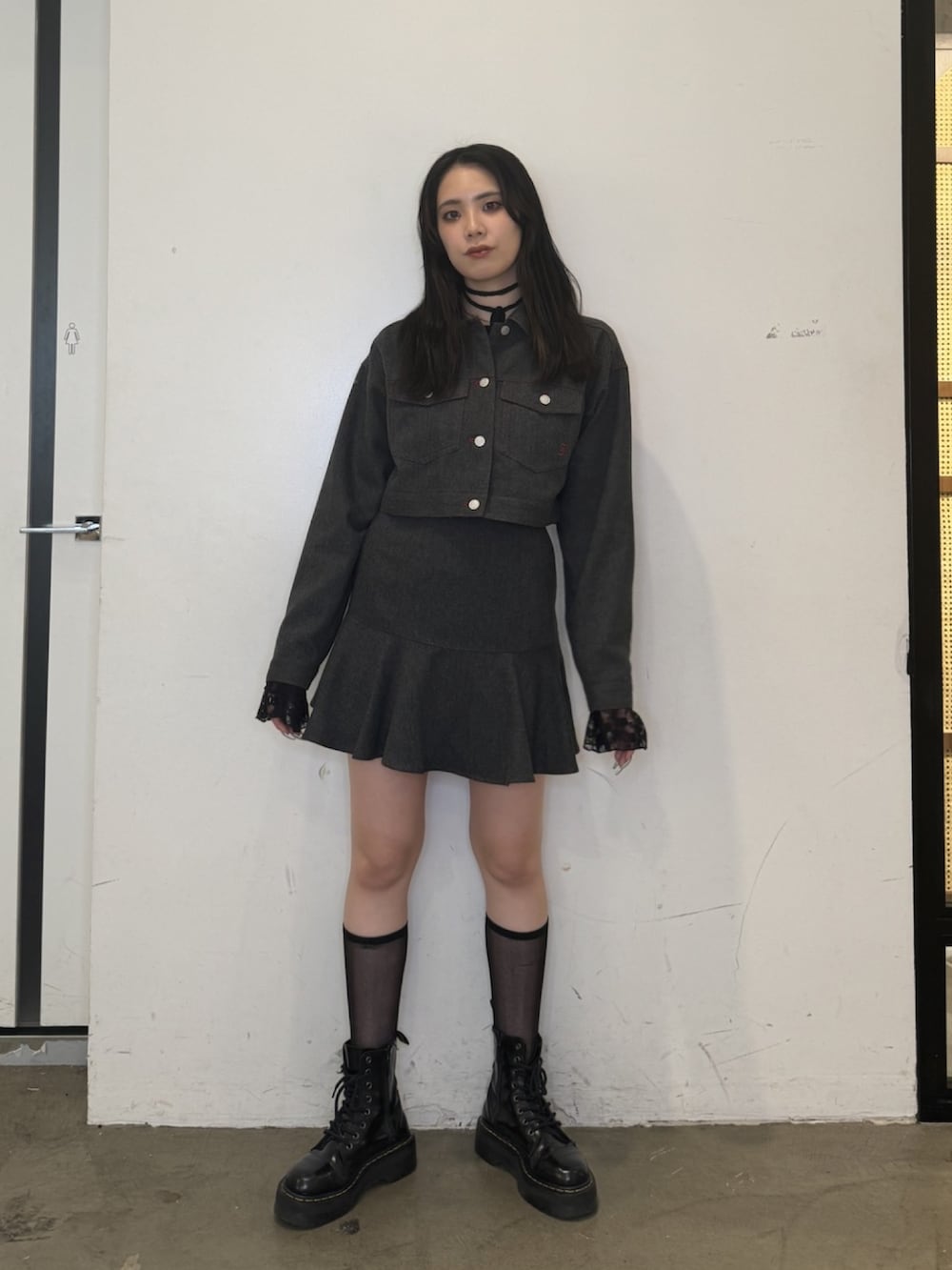 ブラック系のTシャツ/カットソー、グレー系のワンピースを着用したレディースの秋コーディネートの3枚目の写真