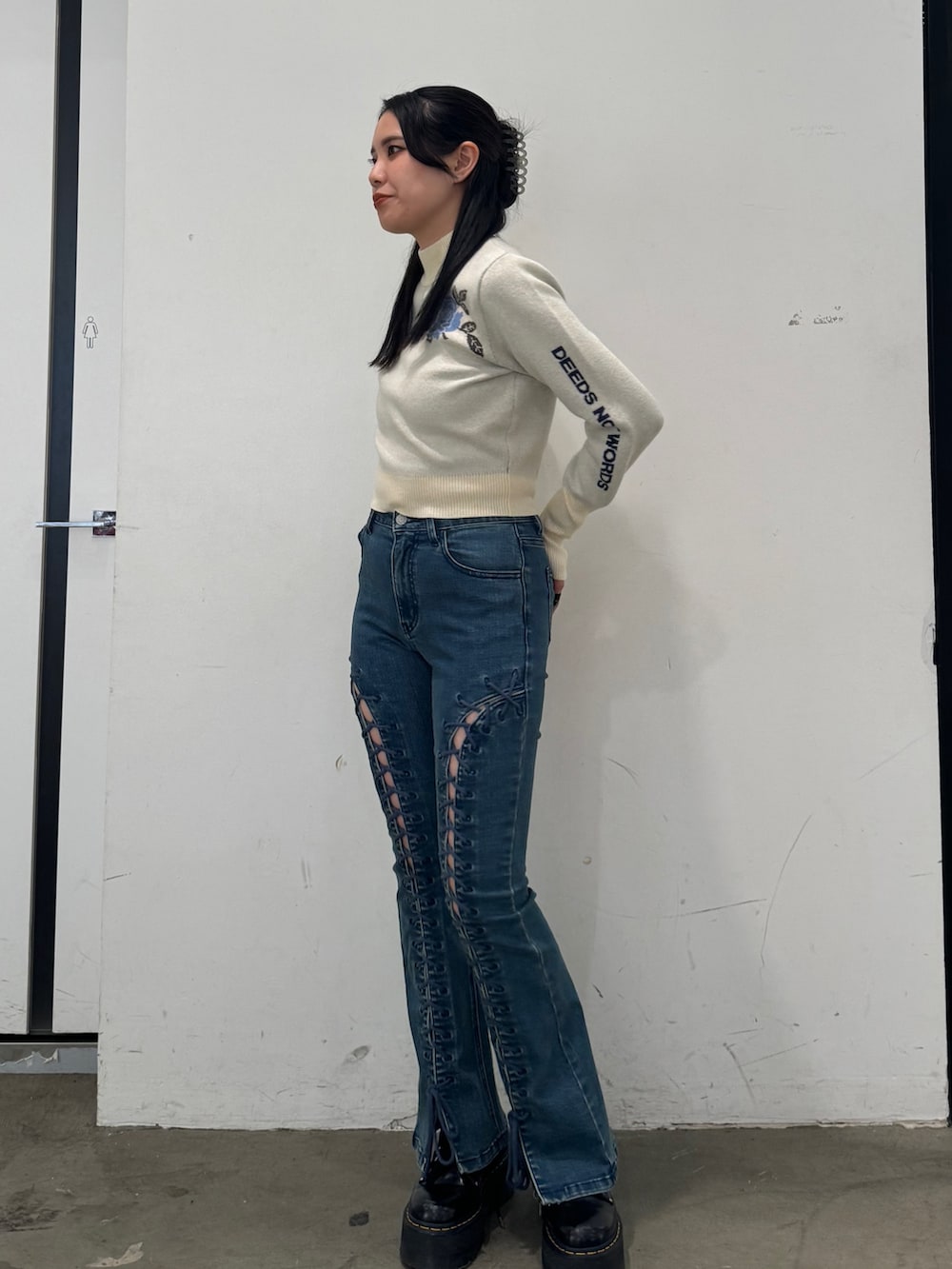 ホワイト系のニット/セーター、ブルー系のデニムパンツを着用したレディースの秋コーディネートの2枚目の写真