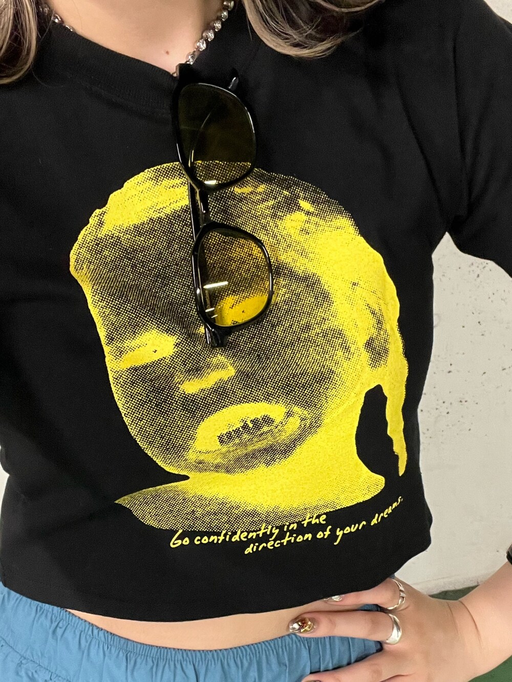 ブルー系のカーゴパンツ、ブラック系のサンダル、ブラック系のTシャツ/カットソーを着用したレディースの夏コーディネートの8枚目の写真