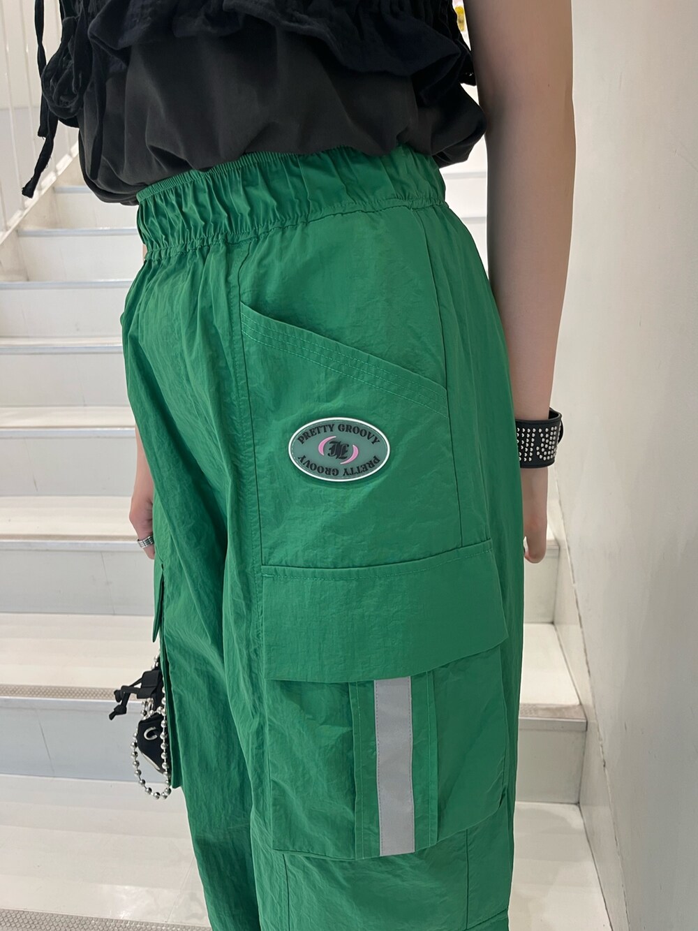 グリーン系のカーゴパンツ、ブラック系のベスト、グレー系のTシャツ/カットソーを着用したレディースの夏コーディネートの7枚目の写真