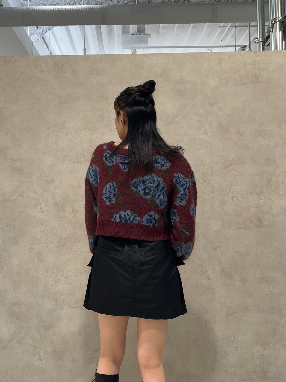 レッド系のカーディガン/ボレロ、ブラック系のその他パンツ、ブラック系のブーツを着用したレディースの秋コーディネートの5枚目の写真