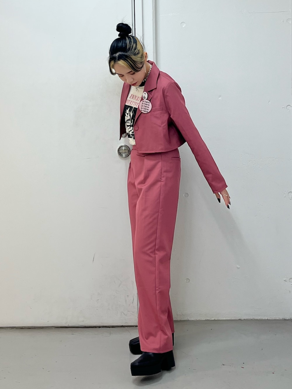 ピンク系のスラックス、ピンク系のテーラードジャケット、ホワイト系のTシャツ/カットソーを着用したレディースの春コーディネートの3枚目の写真