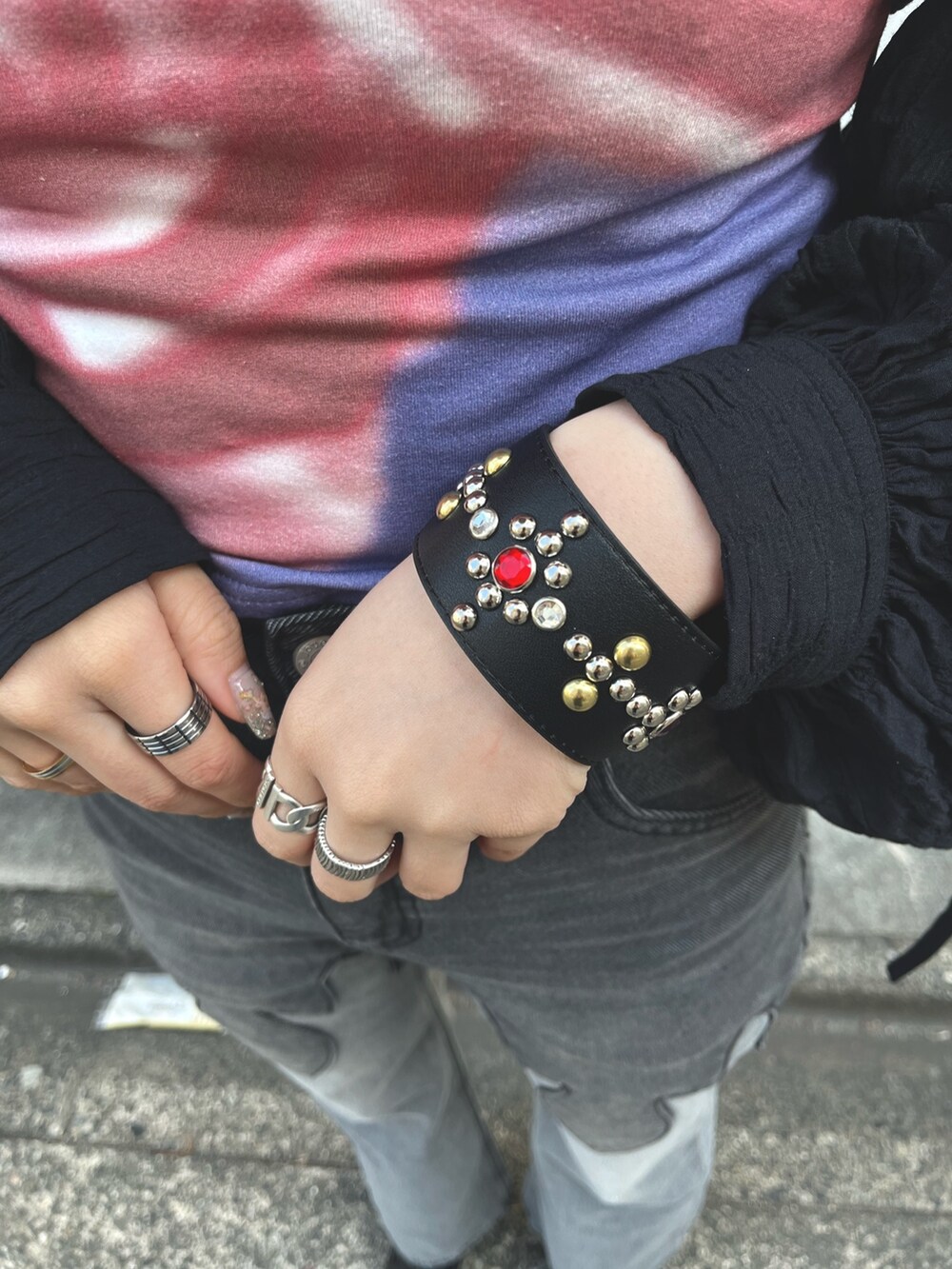 ブラック系のデニムパンツ、ブラック系のカーディガン/ボレロ、パープル系のTシャツ/カットソーを着用したレディースの春コーディネートの9枚目の写真