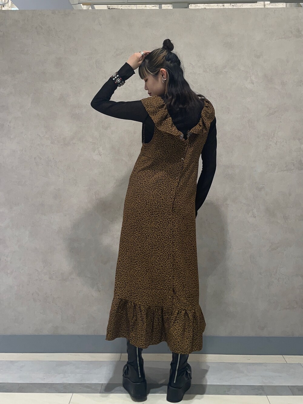 ブラウン系のワンピース、ブラック系のTシャツ/カットソー、ブラック系のブーツを着用したレディースの夏コーディネートの3枚目の写真