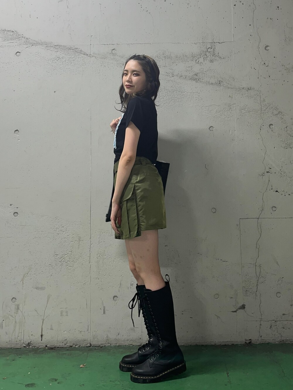 ブラック系のTシャツ/カットソー、グリーン系のその他パンツ、ブラック系のトートバッグを着用したレディースの夏コーディネートの3枚目の写真