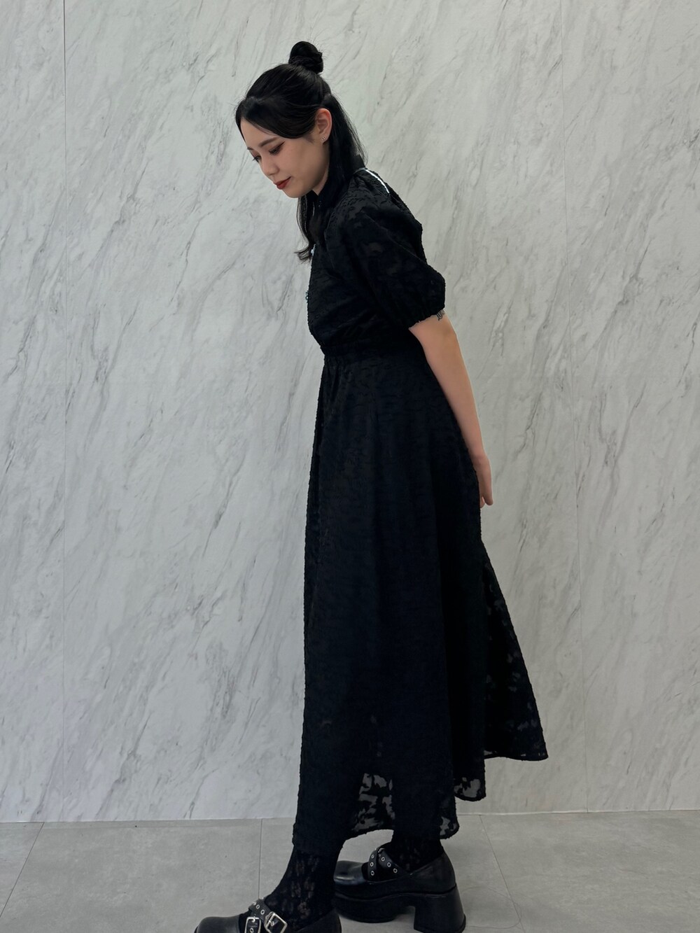 ブラック系のワンピース、ブラック系のバレエシューズを着用したレディースの春コーディネートの4枚目の写真