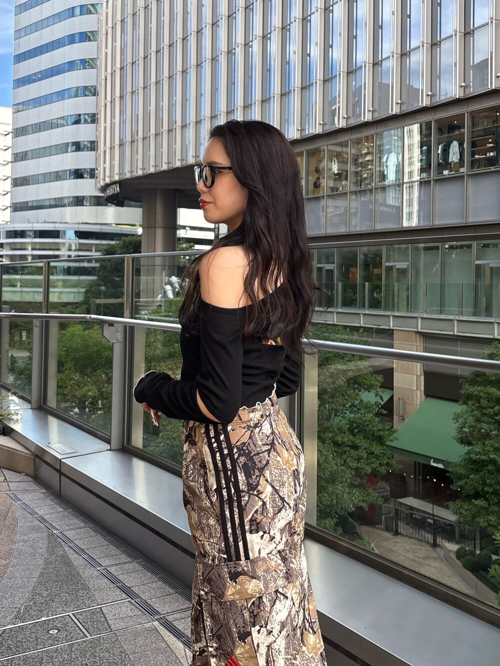 ブラック系のTシャツ/カットソーを着用したレディースの夏コーディネートの5枚目の写真