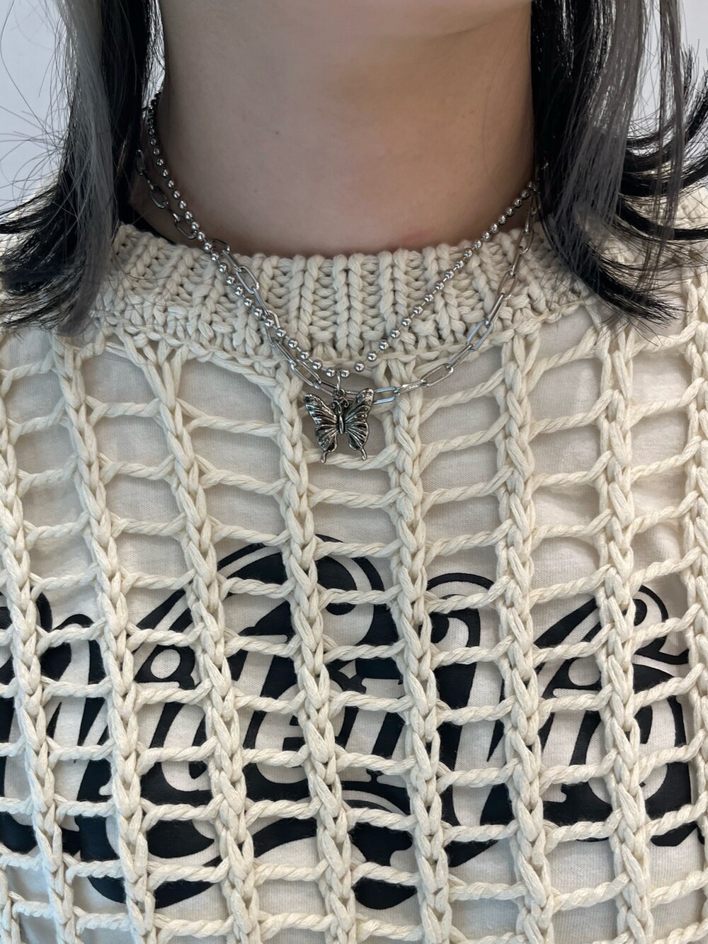 ブラック系のデニムパンツ、ホワイト系のTシャツ/カットソー、ホワイト系のベストを着用したレディースの春コーディネートの6枚目の写真