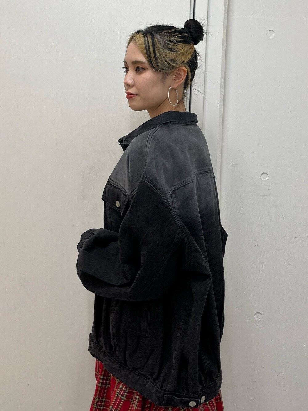 「ロングスカート、jouetie、jouetiefashionista、オトナ女子、Gジャン、赤チェック、はるコーデ、ブーツ、オトナカジュアル、シンプル、アシメスカート」｜「jouetieのルーズGジャン（デニムジャケット、ブラック系）」を使った、NAGISAさん（レディース・162cm）の冬コーディネートの4枚目の写真
