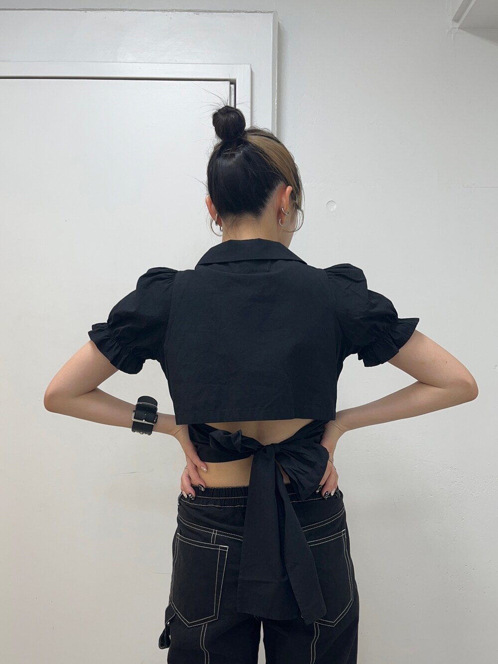 ブラック系のその他パンツ、ブラック系のシャツ/ブラウス、ブラック系のサンダルを着用したレディースの夏コーディネートの5枚目の写真