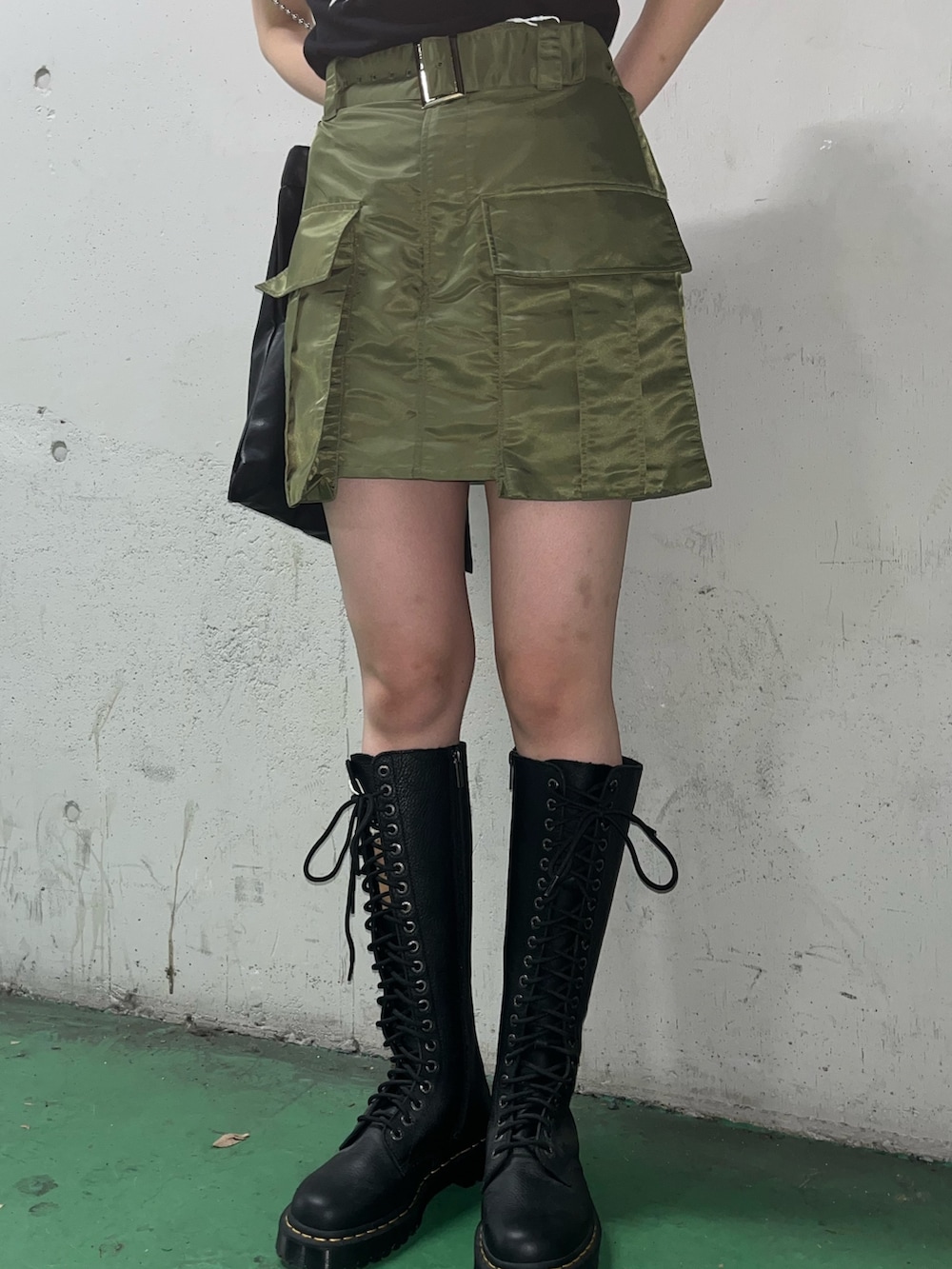 ブラック系のTシャツ/カットソー、グリーン系のその他パンツ、ブラック系のトートバッグを着用したレディースの夏コーディネートの6枚目の写真