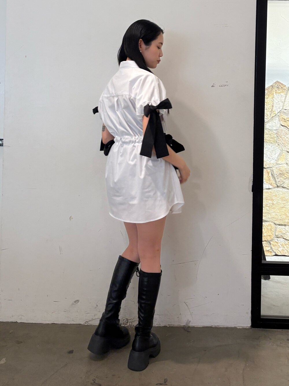 ホワイト系のシャツ/ブラウス、ブラック系のその他パンツを着用したレディースの春コーディネートの2枚目の写真