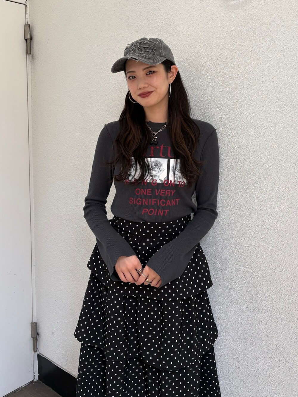 ブラック系のTシャツ/カットソー、ブラック系のスカート、ブラック系のキャップを着用したレディースの夏コーディネートの3枚目の写真