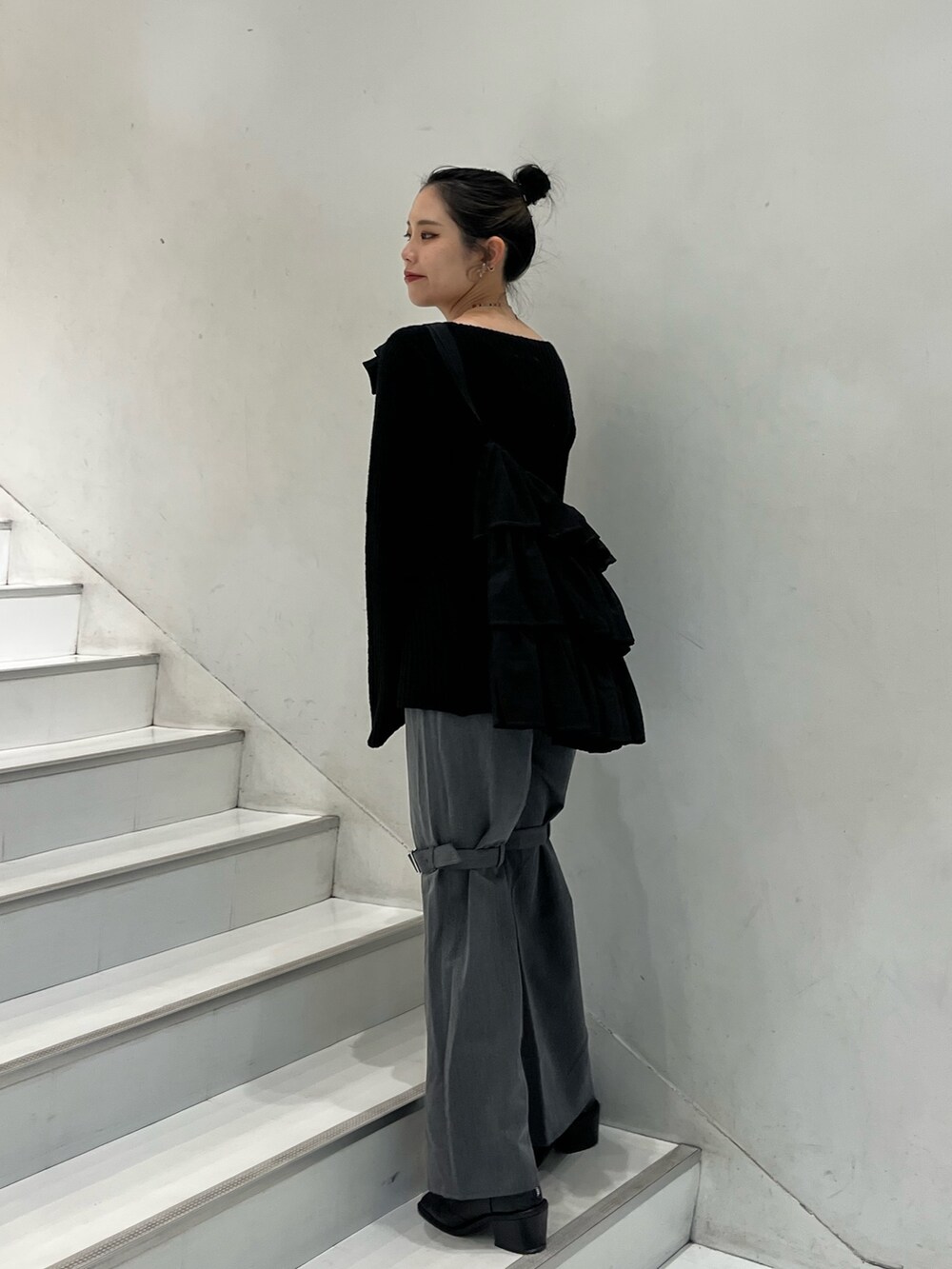 グレー系のその他パンツ、ブラック系のニット/セーター、シルバー系のネックレスを着用したレディースの秋コーディネートの2枚目の写真