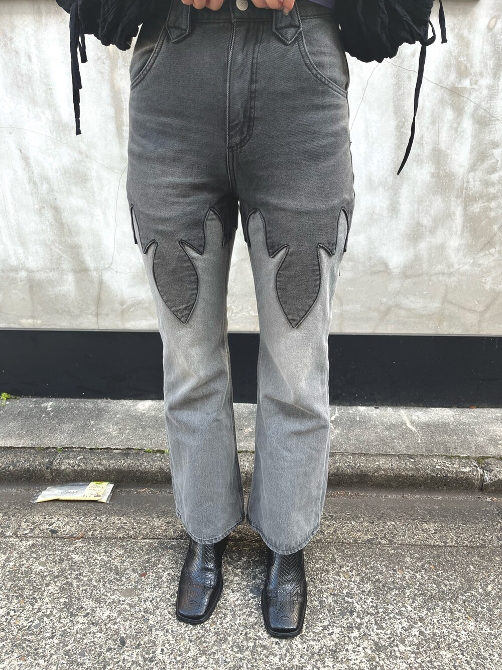 ブラック系のデニムパンツ、ブラック系のカーディガン/ボレロ、パープル系のTシャツ/カットソーを着用したレディースの春コーディネートの8枚目の写真