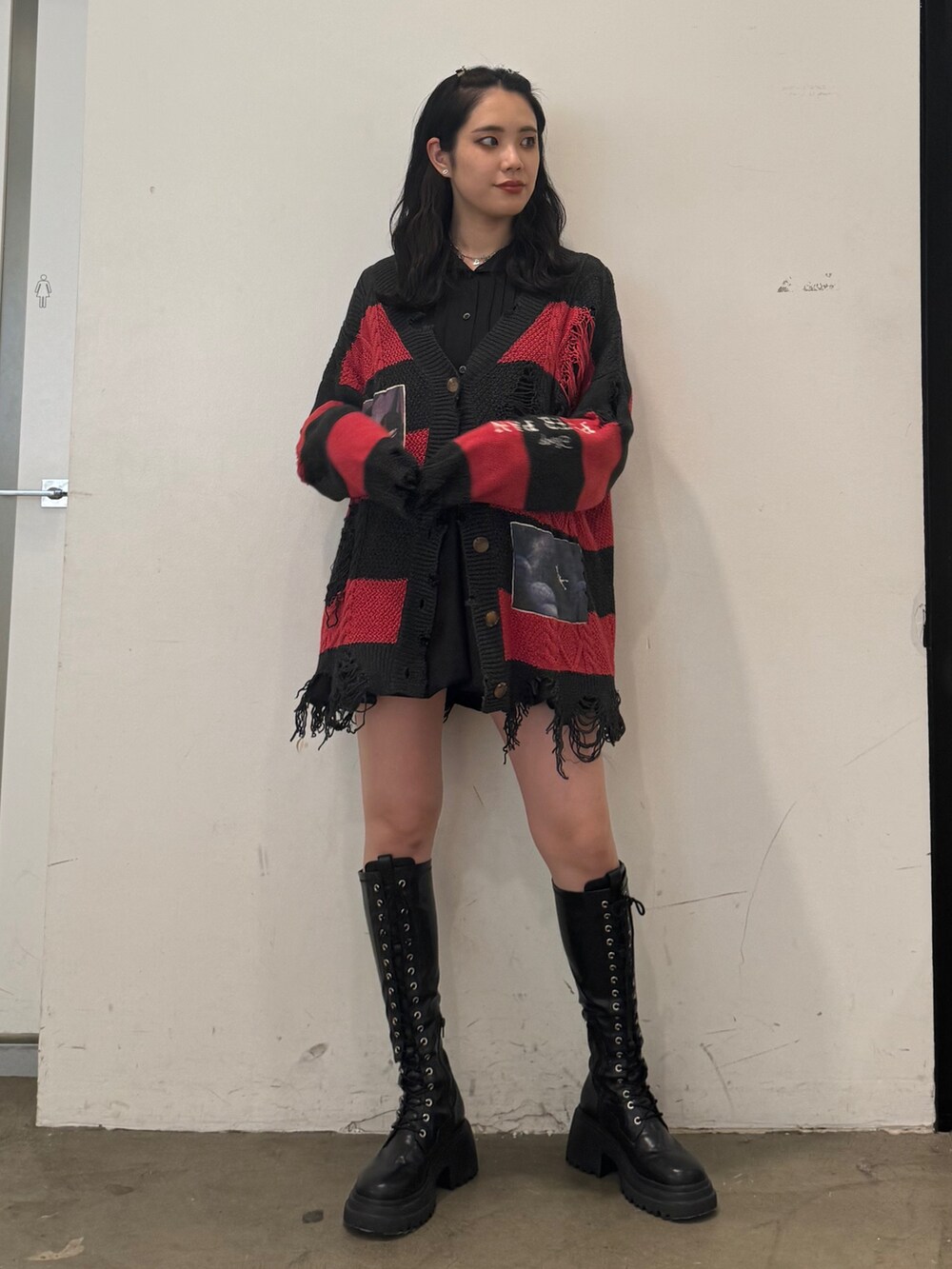 レッド系のカーディガン/ボレロ、ブラック系のワンピース、ブラック系のブーツを着用したレディースの夏コーディネートの2枚目の写真