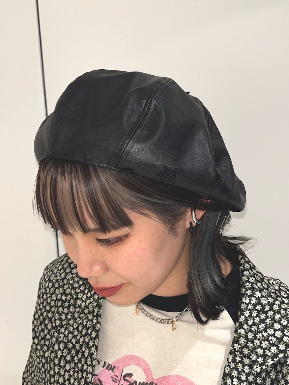 ブラック系のスカート、ブラック系のテーラードジャケット、ホワイト系のTシャツ/カットソーを着用したレディースの春コーディネートの8枚目の写真