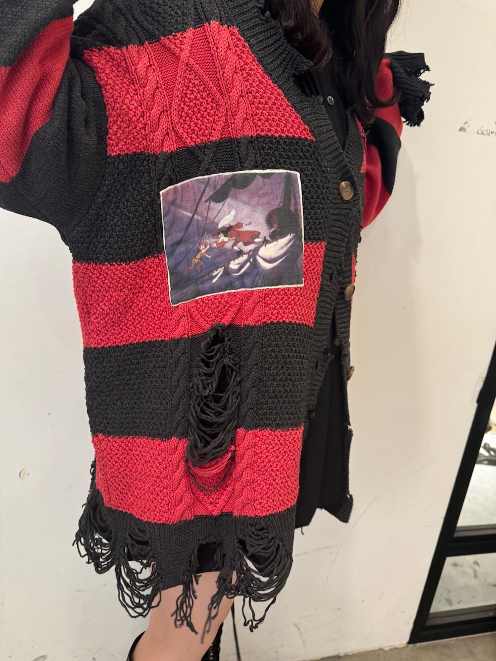 レッド系のカーディガン/ボレロ、ブラック系のワンピース、ブラック系のブーツを着用したレディースの夏コーディネートの8枚目の写真