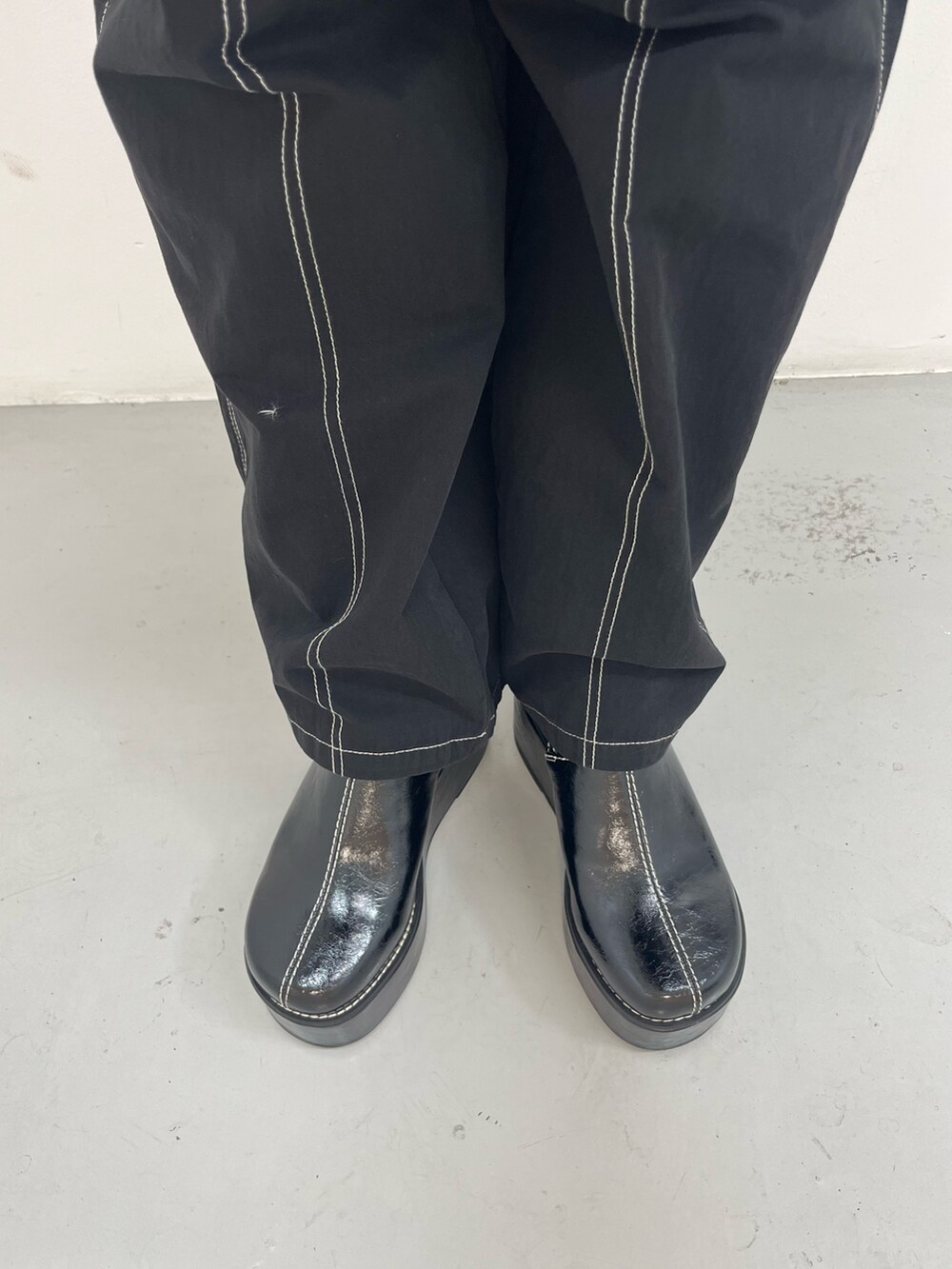 ブラック系のその他パンツ、ブラック系のシャツ/ブラウス、ブラック系のサンダルを着用したレディースの夏コーディネートの9枚目の写真