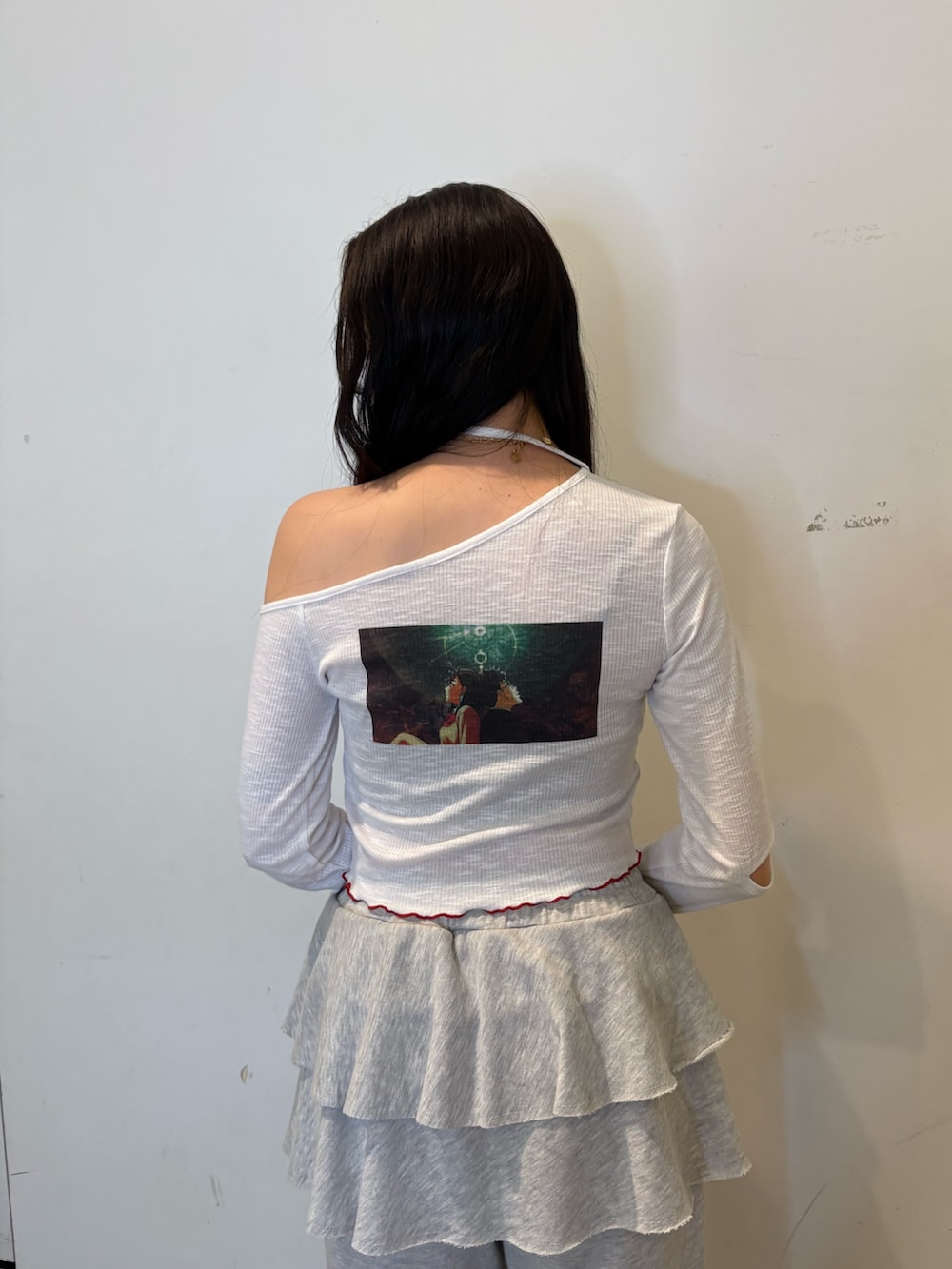 グレー系のスウェットパンツ、ホワイト系のTシャツ/カットソーを着用したレディースの夏コーディネートの4枚目の写真