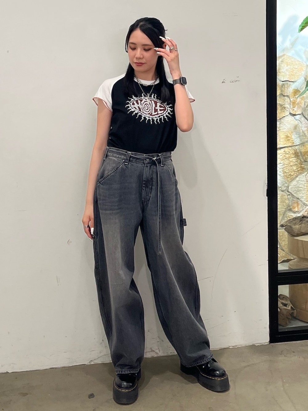 ブラック系のTシャツ/カットソー、ブラック系のデニムパンツを着用したレディースの春コーディネートの2枚目の写真